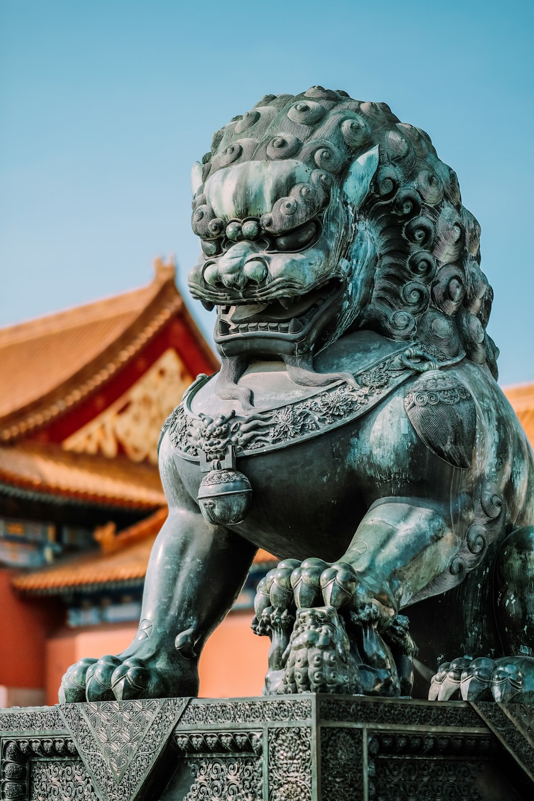 Chinese guardian foo dog statue